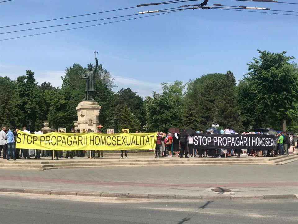 В центре Кишинева собрались верующие, протестующие против марша ЛГБТ.