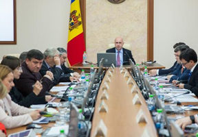 Tot mai mulți moldoveni apreciază activitatea Guvernul Filip și lupta cu corupția.