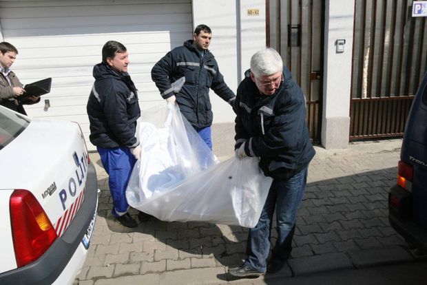 В Румынии скорая помощь оставила труп на улице, отказавшись забрать.