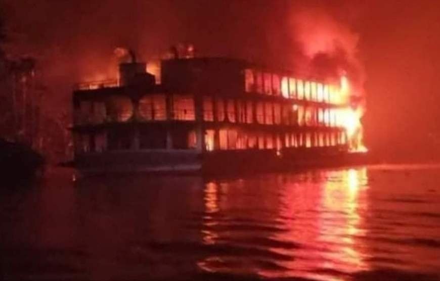 В Бангладеш загорелся паром с тысячей человек на борту, есть погибшие.