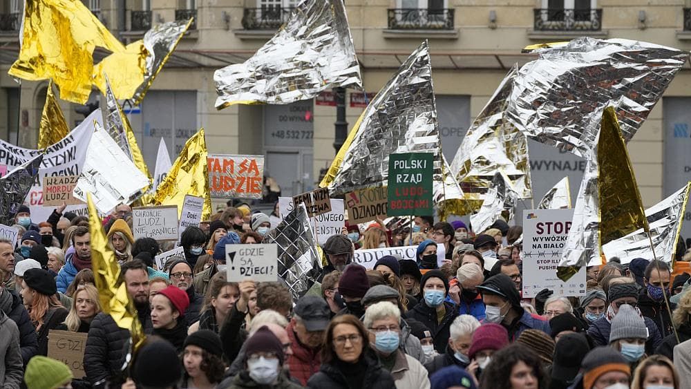 Протестующие обвиняют правительство Польши в бесчеловечности по отношению к мигрантам.