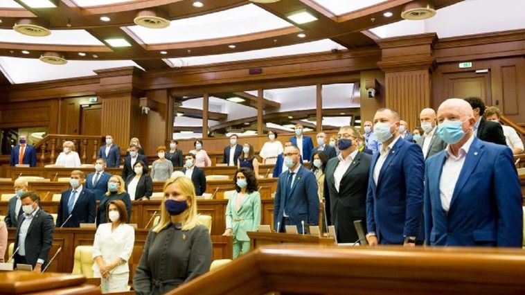 Депутаты почтили память жертв пожара в больнице в Констанце минутой молчания.