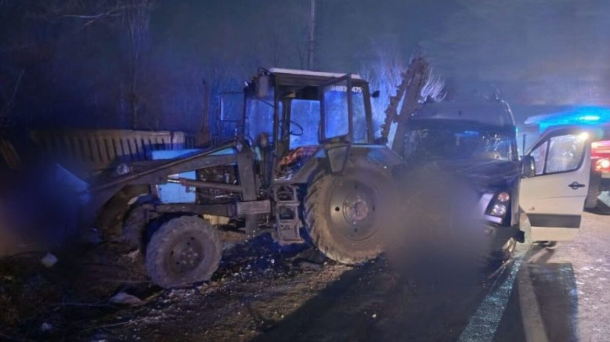 Un microbuz cu pasageri și un tractor s-au tamponat la Sângera: Sunt victime.