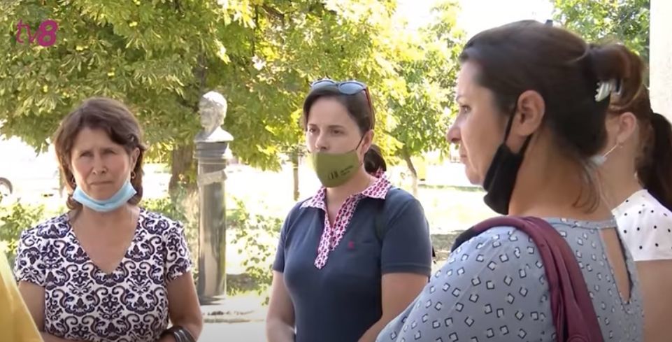 Жители села Тэнэтарь требуют отставки директора местного лицея.