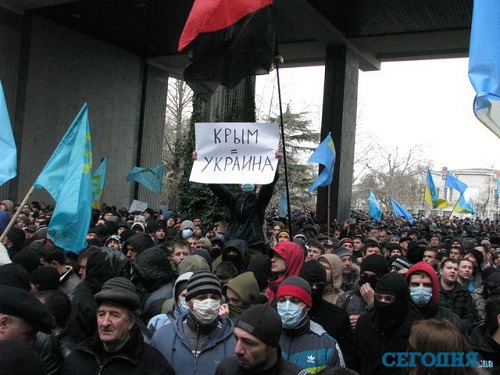 Одни жители требуют не признавать новые власти в стране, другие кричат: "Крым - не Россия!"
