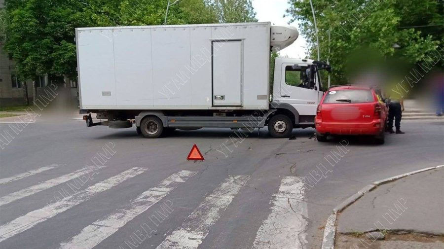 В Рыбнице водитель проехал на "красный" и столкнулся с грузовиком.