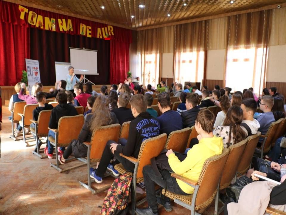 В результате деятельности полиции было проинформировано около 6.030 детей.