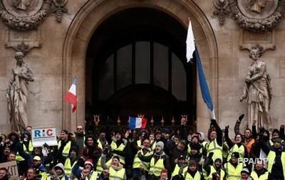 Парламент Франции одобрил уступки Макрона "желтым жилетам".