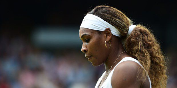 Serena Williams, liderul WTA, a ratat șansa de a câștiga toate cele patru turnee de Grand Slam într-un singur an, după ce a pierdut în semifinalele turneului de la US Open.