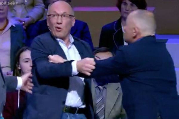 Ведущий "Первого" прогнал украинца после оскорбления умершего Захарова.