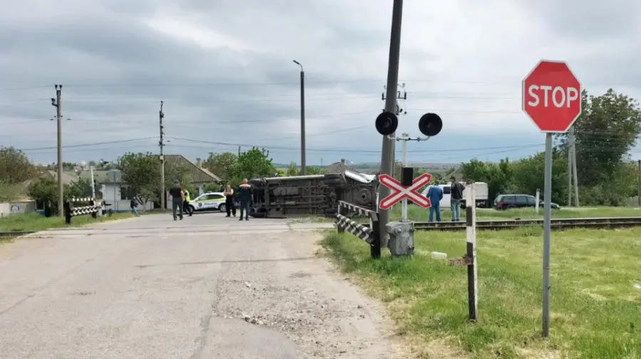Accident la Florești: Un automobil s-a răsturnat după ce a fost lovit de un tren.