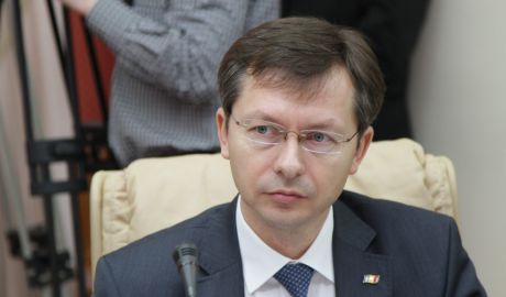Fostul ministru al Finanţelor, Veaceslav Negruţa, consideră că actuala criză din sectorul bancar ar fi putut fi evitată dacă instituţiile statului nu ar fi fost în captivitate şi cârdăşie.