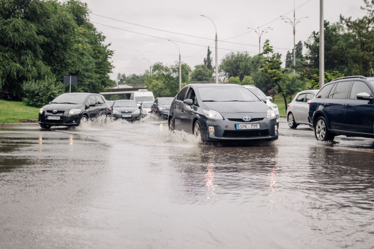 Pe drumurile din țară se circulă în condiții de ploaie. Recomandările polițiștilor.