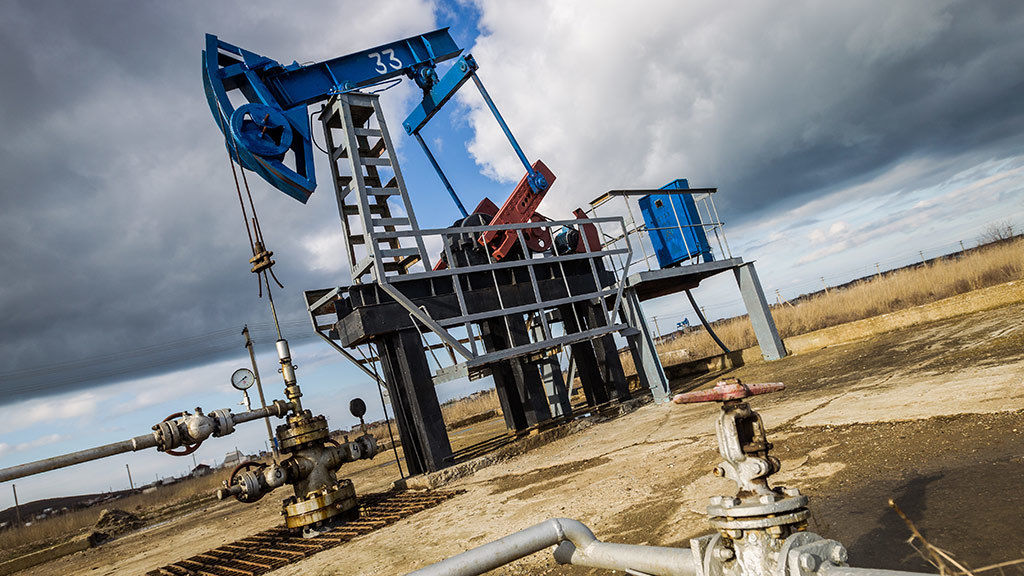 Bloomberg: страны ОПЕК+ обсуждают сокращение добычи нефти на 2 млн б/с.