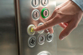 Cinci minori, blocați într-un lift din Capitală. Intervenţia salvatorilor. Foto simbol: Fanatik