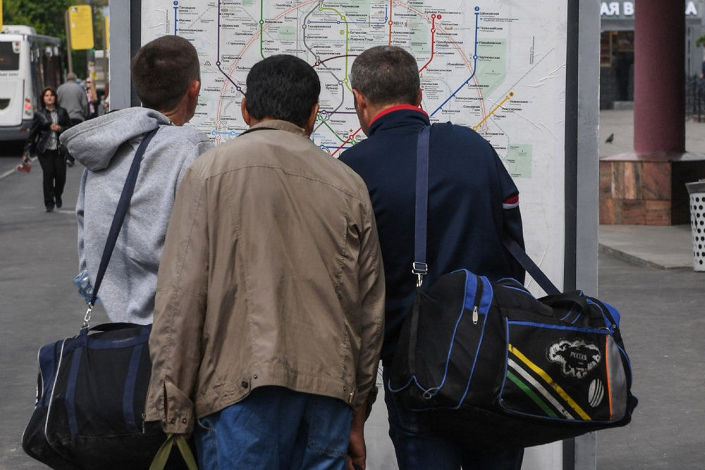 Поток мигрантов в Россию уменьшился, тем не менее он продолжает перекрывать естественную убыль населения страны.