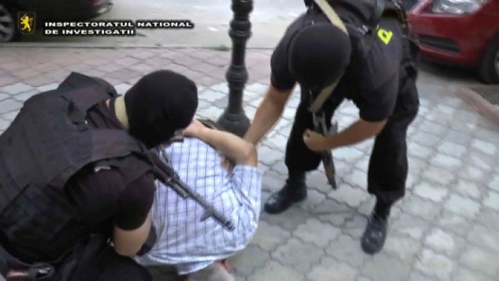 Un tânăr de 26 de ani a fost, timp de un an, șantajat și amenințat cu moartea de către un grup de persoane.
