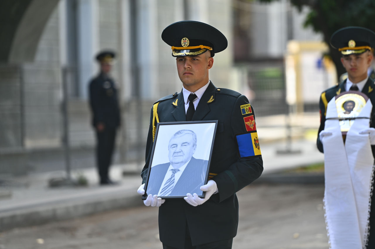 В Кишиневе прошли похороны первого президента Мирчи Снегура. Фото: Point.md