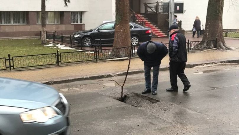 Перед зданием Министерства юстиции провалился асфальт.