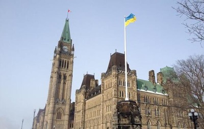 Канадские политики в знак солидарности с украинским народом у здания парламента в Оттаве повесели сине-желтый флаг Украины.