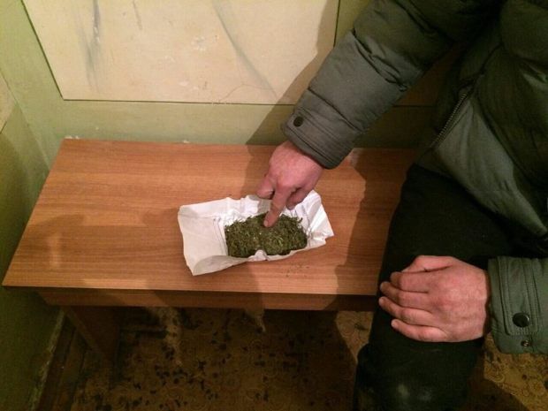 Tinerii au recunoscut că au procurat drogurile de la o persoană cunoscută pentru consum personal. Foto: realitatea.md