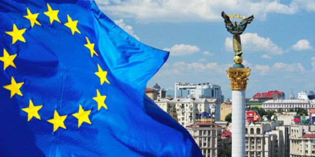 Решение Еврокомиссии об отмене виз для украинцев могли отложить.
