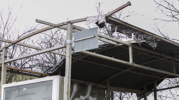 У многих разбита или изношена крыша, повреждены скамейки.