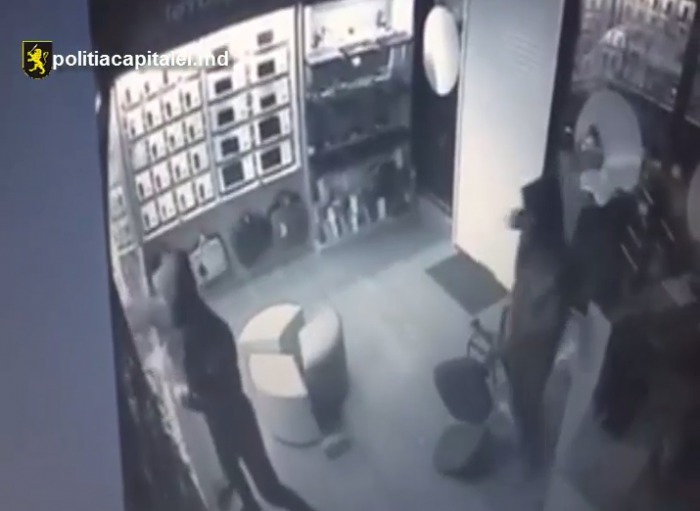Bănuiţii sunt cercetaţi penal pentru furt în proporţii mari şi riscă o pedeapsă cu închisoare pe un termen de la 5 ani până la 10 ani.