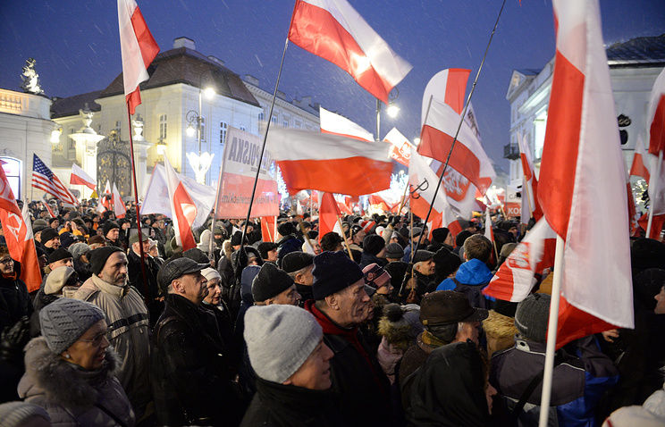 Протестующие в Кракове пытались помешать Качиньскому проехать к замку Вавель.
