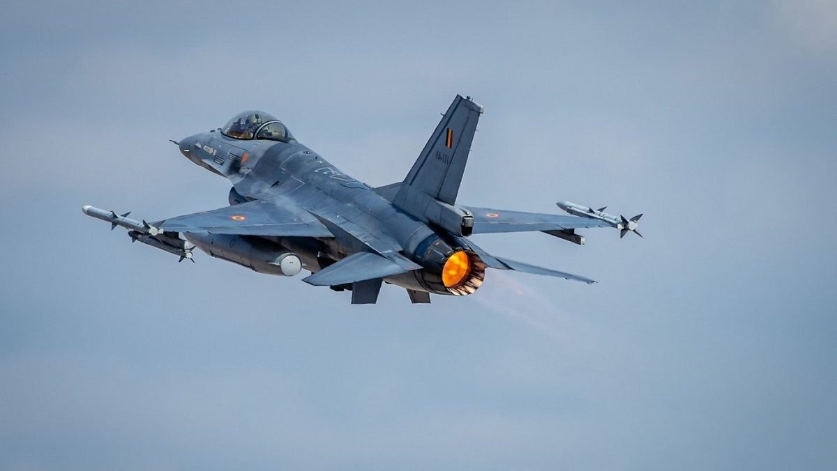 Румыния подняла в воздух истребители F-16 из-за атак возле границы с Украиной.