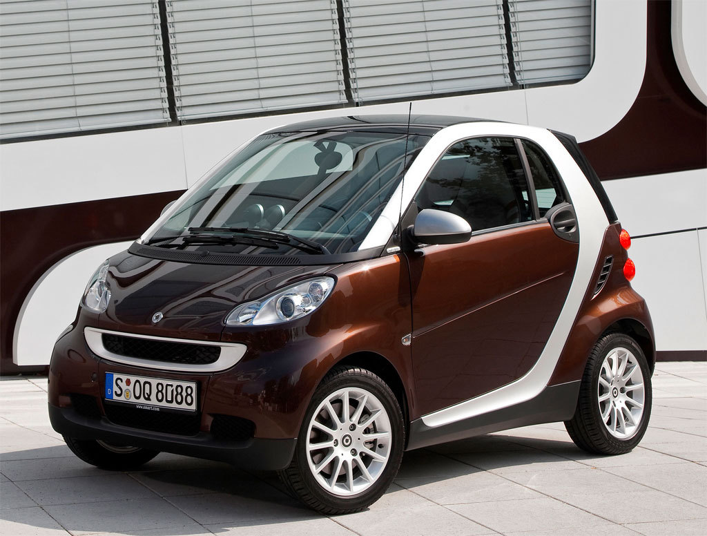 Smart Fortwo - суперкомпактный малыш с динамикой газонокосилки и таким же количеством опций: радио и кондиционер тоже надо заказывать отдельно.