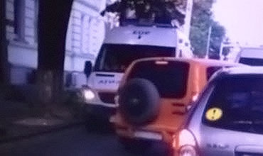 Инкассаторская машина выехала на встречку, заблокировав скорую.