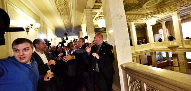 Câţiva deputaţi din legislativul Ucrainean s-au luat la pumni în timpul unei şedinţe plenare. Foto: Bogdan Bortakov / facebook