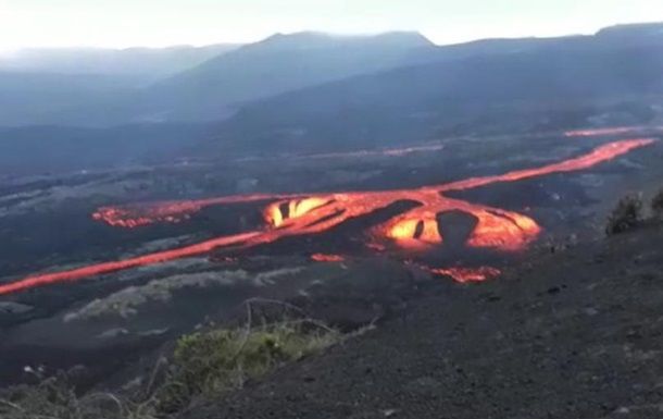 В Эквадоре эвакуировали сотни людей из-за извержения вулкана.