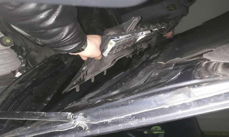 Табачные изделия молодой человек спрятал в тайниках своей машины. Фото: politiadefrontiera.ro.