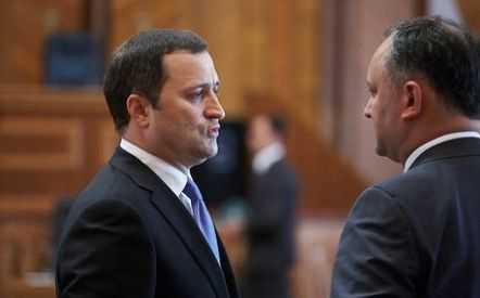 Filat se înfrățește cu Dodon pentru a-l demite pe Chirtoacă. Foto: timpul.md