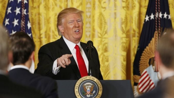 Трамп назвал ряд известных СМИ «врагами американского народа».