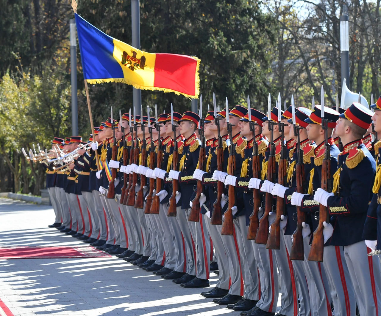 Militari din R. Moldova vor defila la parada de la București.