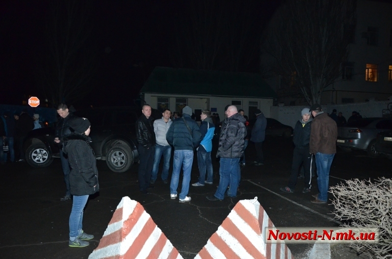 Вечером 1 марта группа активистов заблокировала КПП 79-й отдельной аэромобильной бригады в Николаеве. Фото: novosti-n.mk.ua