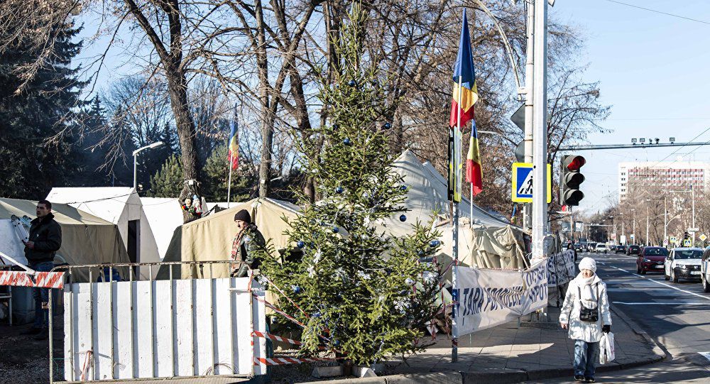 Палаточный городок у стен парламента.