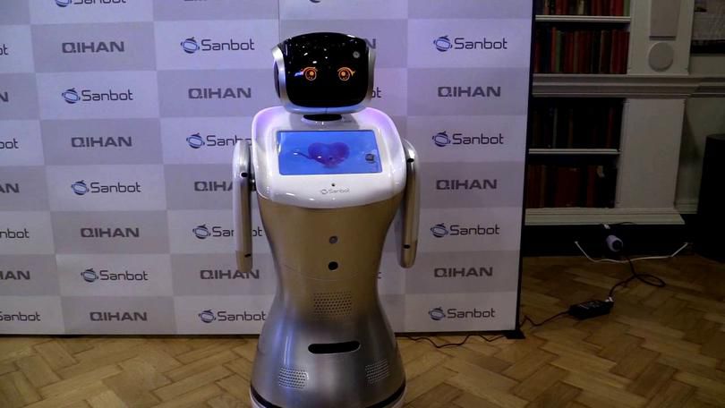 Discursul unui ministru, întrerupt de un robot. Motivul