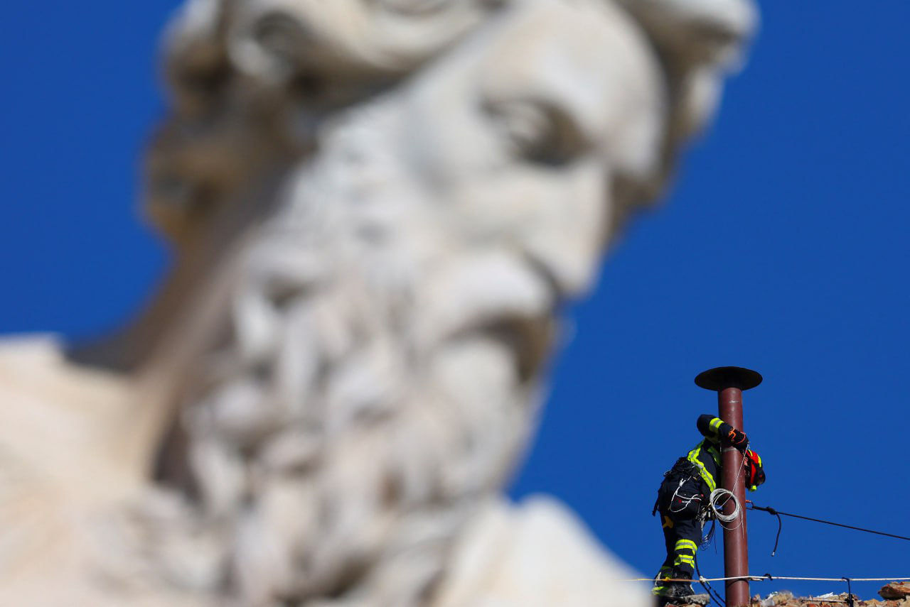 O nouă țeavă pentru semnalele de fum privind alegerea noului papă, instalată la Vatican.