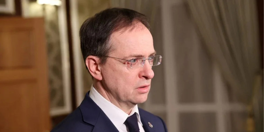 Украинская сторона едет на место переговоров, они ожидаются завтра.