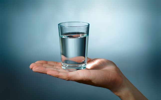 Moldovenii consumă de 2 ori mai puțină apă decât cantitatea zilnică recomandată. 