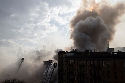 Взрыв газа в подвале пятиэтажного жилого дома на Манхэттене спровоцировал пожар в четырех постройках столетней давности и частичное обрушение трех из них.