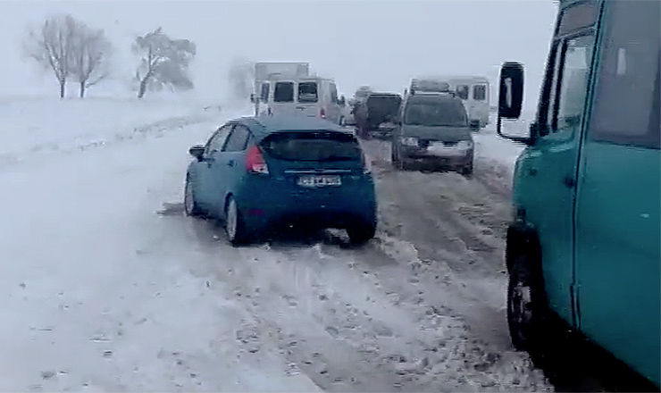 Транспортное движение на этом участке дороги затруднено.