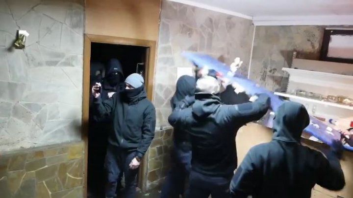 Un bar din Kiev, vandalizat de un grup de bărbaţi mascaţi şi înarmaţi cu ciocane.