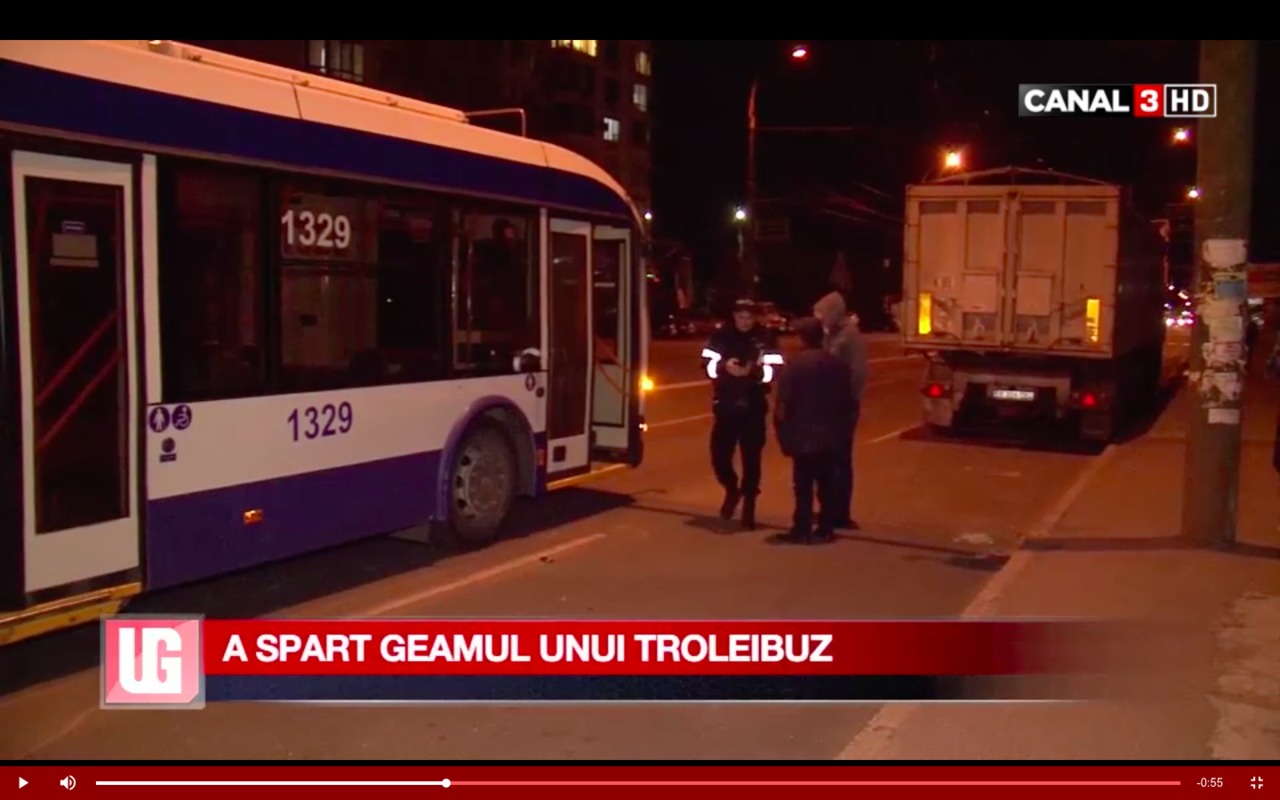 Un individ a spart geamul unui troleibuz de pe ruta nr. 22.