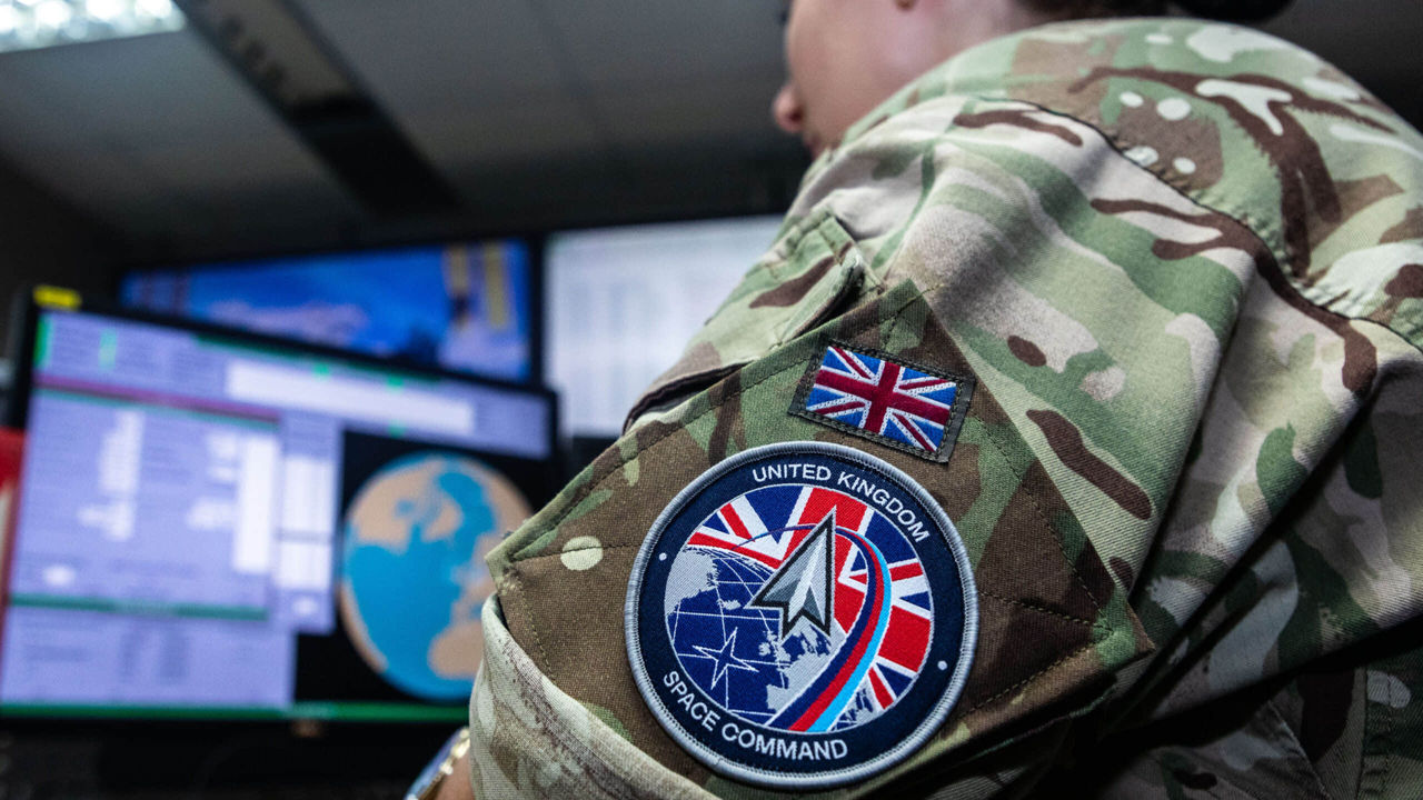 Primul satelit militar în spațiu, lansat cu succes de Marea Britanie .