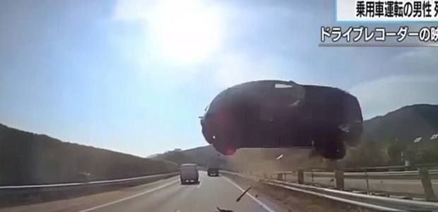 Un șofer vitezoman a pierdut controlul vehicului și a „zburat” în autocar. 